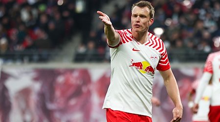 Leipzigs Spieler Lukas Klostermann gestikuliert. / Foto: Jan Woitas/dpa