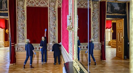 Textilrestauratoren arbeiten an der Hängung der letzten Wandteppiche in den Königlichen Paraderäumen im Residenzschloss. / Foto: Robert Michael/dpa