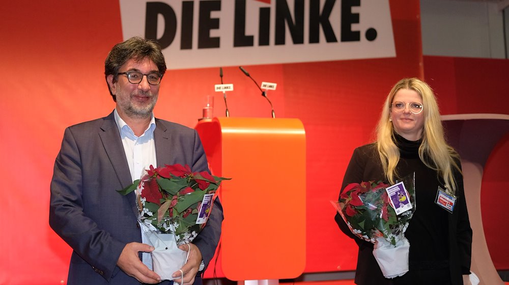 Susanne Schaper and Stefan Hartmann, leaders of the Left Party, stand on stage with bulms in their hands after their re-election / Photo: Sebastian Willnow/dpa-Zentralbild/dpa/Archivbild