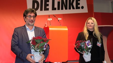 Susanne Schaper and Stefan Hartmann, leaders of the Left Party, stand on stage with bulms in their hands after their re-election / Photo: Sebastian Willnow/dpa-Zentralbild/dpa/Archivbild
