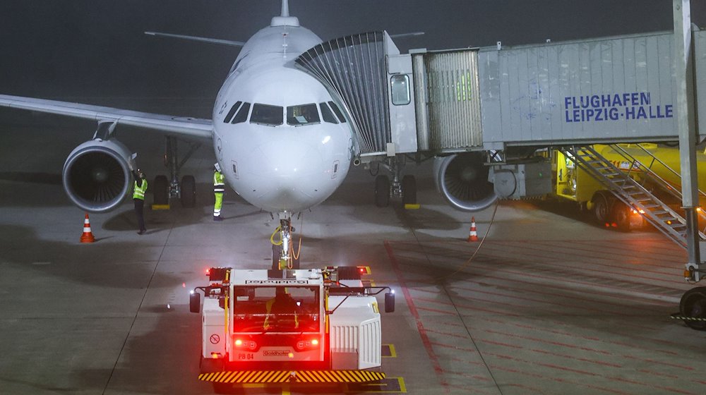 Літак авіакомпанії Lufthansa готується до зльоту вранці в аеропорту Лейпциг-Галле / Фото: Jan Woitas/dpa