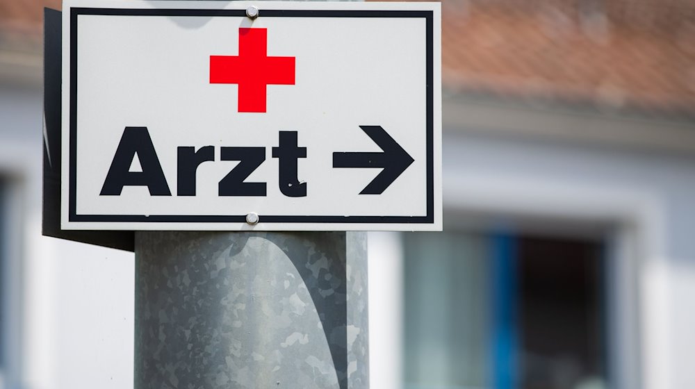 A sign with the word "Doctor" hangs on a street lamp. / Photo: Tom Weller/dpa/Symbolic image