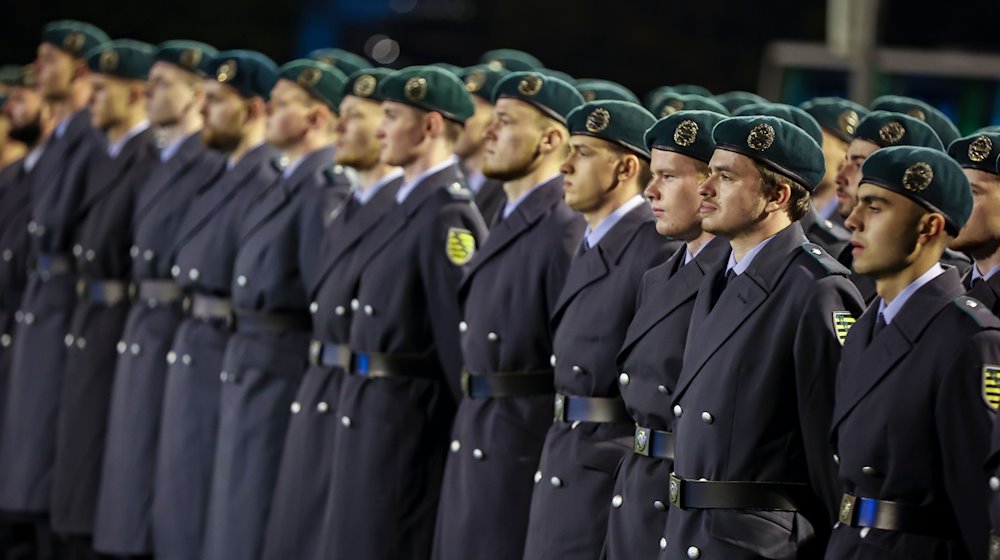 Recruits stand on a sports field in the Ore Mountains / Photo: Jan Woitas/dpa/Archiv