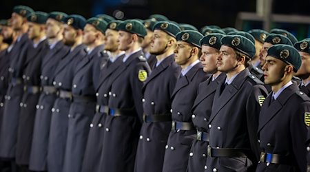 Recruits stand on a sports field in the Ore Mountains / Photo: Jan Woitas/dpa/Archiv