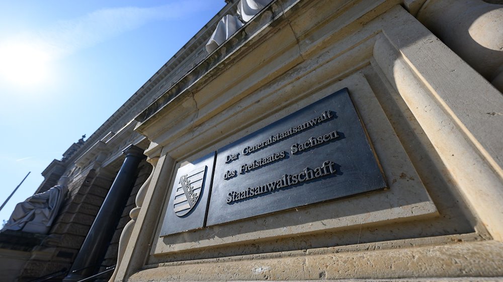 Ein Schild „Der Generalstaatsanwalt des Freistaates Sachsen Staatsanwaltschaft“ ist am Justizzentrum Dresden montiert. / Foto: Robert Michael/dpa