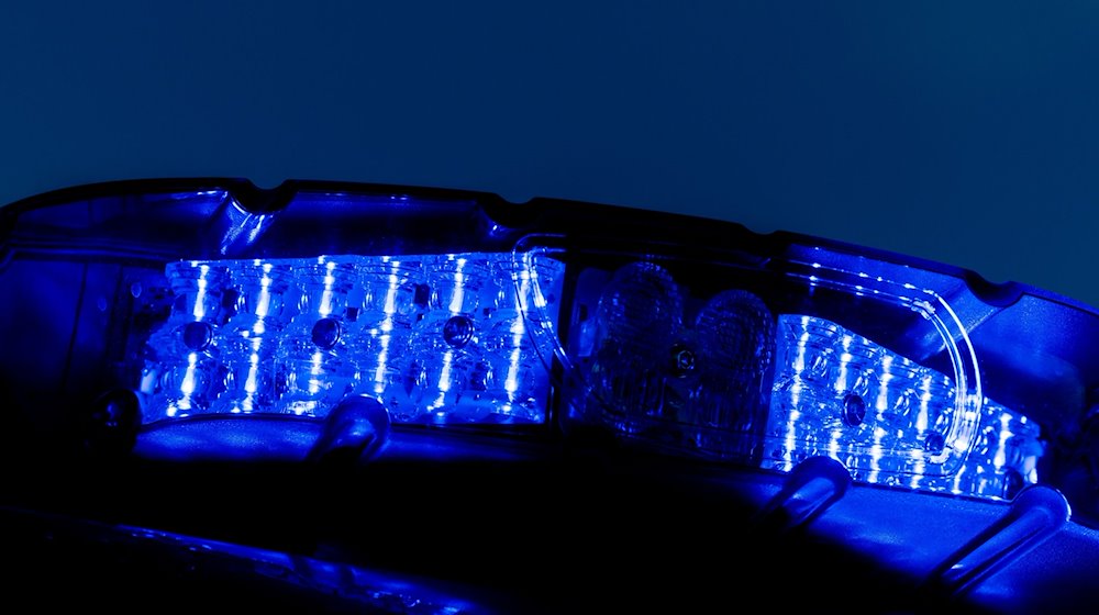 Ein leuchtendes Blaulicht auf einem Einsatzfahrzeug der Polizei. / Foto: Rolf Vennenbernd/dpa/Symbolbild