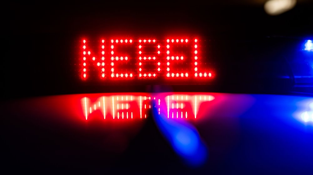 „Nebel“ ist auf dem Dach eines Polizeiautos zu lesen. / Foto: Robert Michael/dpa