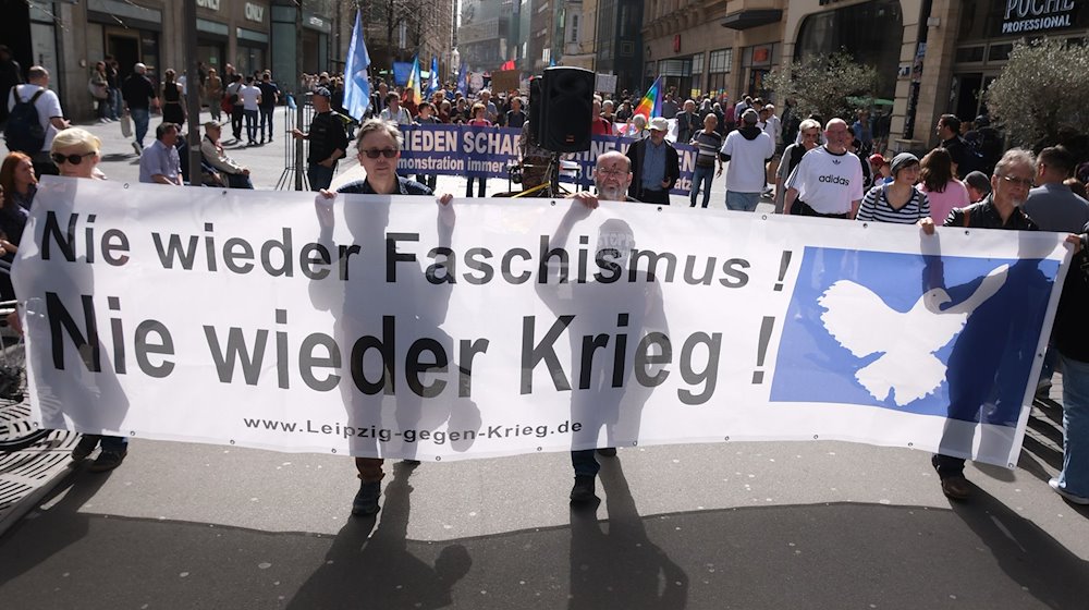 На демонстрації тримають банер з гаслом "Ніколи більше фашизму! Ніколи більше війни!" тримають на демонстрації. / Фото: Sebastian Willnow/dpa