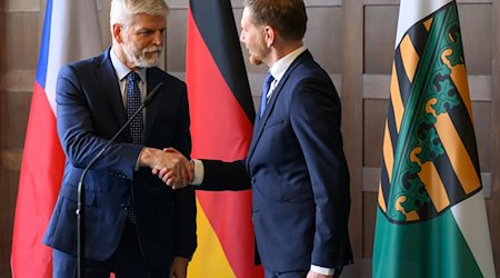 Michael Kretschmer (CDU, r.), Ministerpräsident von Sachsen, gibt Petr Pavel, Präsident der Tschechischen Republik, die Hand. / Foto: Robert Michael/dpa