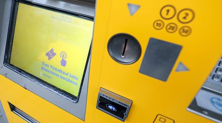 An einer Haltestelle in Leipzig steht ein Automat für Tickets für Bahn, Bus und S-Bahn der Leipziger Verkehrsbetriebe (LVB) und des Mitteldeutschen Verkehrsverbundes (MDV). / Foto: Jan Woitas/dpa-Zentralbild/dpa