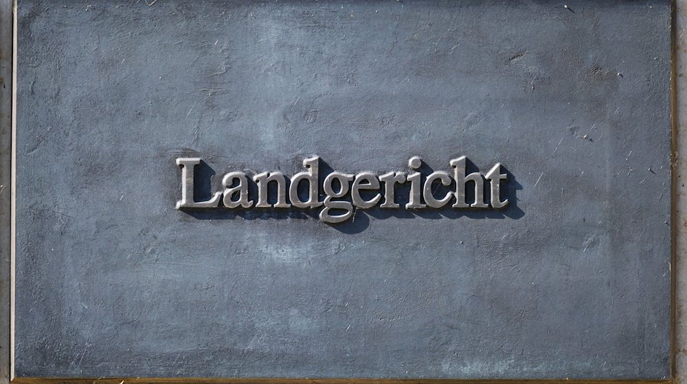 Ein Schild „Landgericht“ ist am Justizzentrum Dresden montiert. / Foto: Robert Michael/dpa