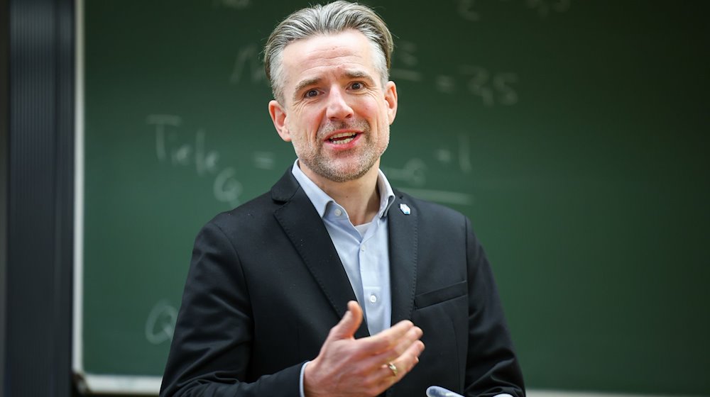 Bertolt Meyer sits in a lecture hall at the Institute of Psychology / Photo: Jan Woitas/dpa