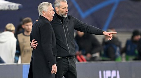 Leipzigs Trainer Marco Rose (r) und Reals Trainer Carlo Ancelotti unterhalten sich nach dem Spiel. / Foto: Robert Michael/dpa