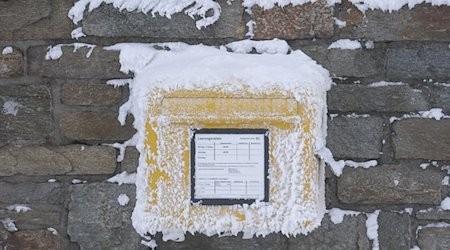 Ein verschneiter Briefkasten auf dem Fichtelberg. / Foto: Sebastian Willnow/dpa