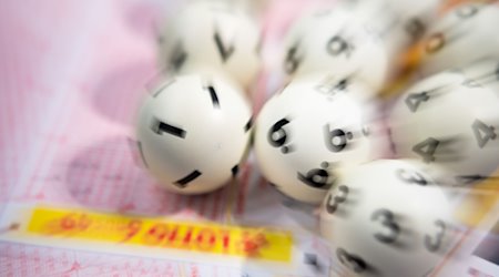 Лотерейні кульки лежать на лотерейному квитку / Фото: Tom Weller/dpa/Symbolic image