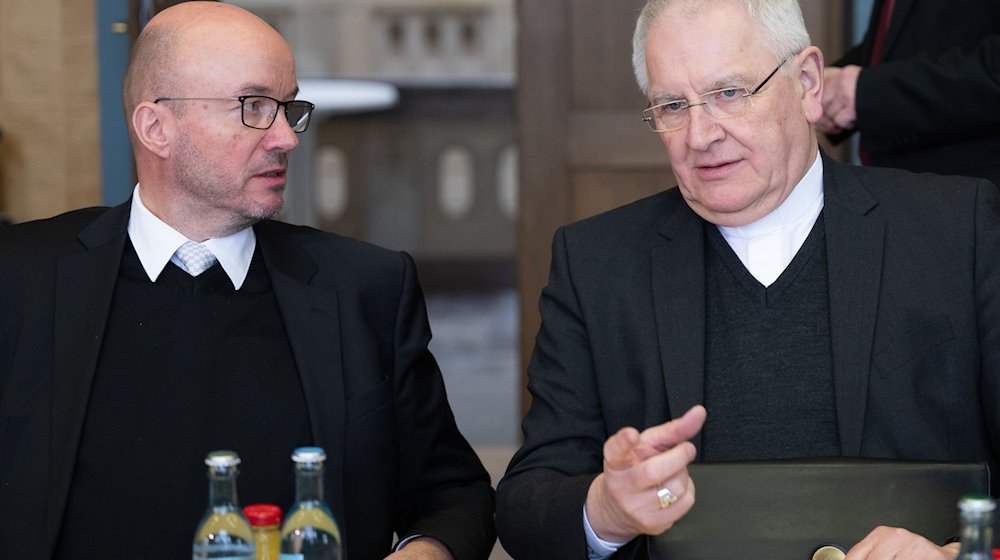 Tobias Bilz (l), Landesbischof, und Heinrich Timmerevers, Bischof des Bistums Dresden-Meißen. / Foto: Sebastian Kahnert/dpa