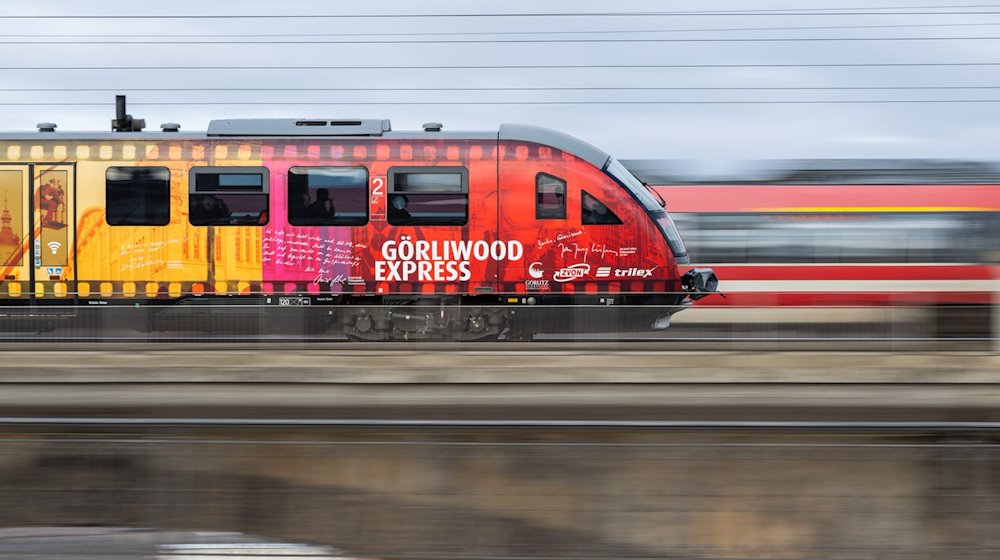 Ein Trilex-Zug der Länderbahn mit der Werbung „Görliwood Express“ fährt nach Görlitz. / Foto: Robert Michael/dpa