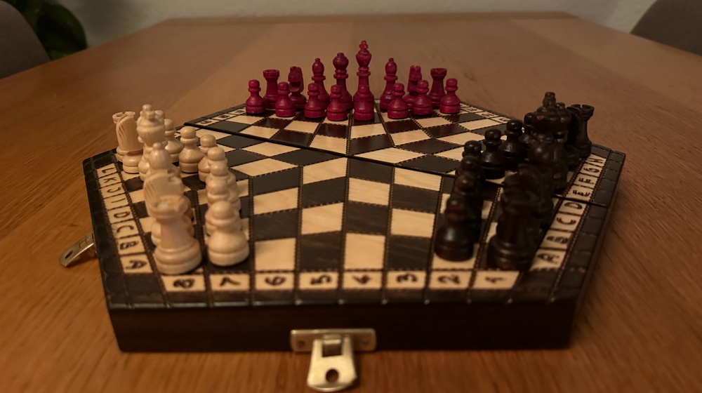 Schachbrett und Schachspiel für drei Personen (Bild: Thomas Wolf)