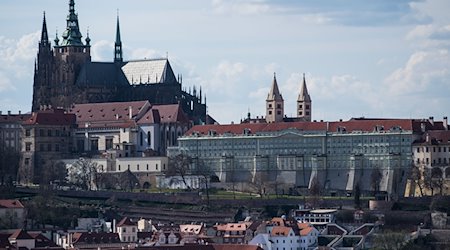 Blick auf die Prager Burg mit dem Veitsdom (l), aufgenommen vom Rathausturm. / Foto: Monika Skolimowska/dpa-Zentralbild/dpa/Archivbild
