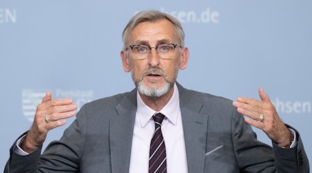 Armin Schuster (CDU), Innenminister von Sachsen, spricht. / Foto: Sebastian Kahnert/dpa/Archivbild