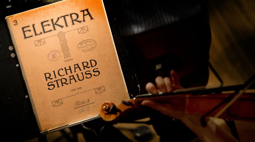 Las partituras de "Elektra" de Richard Strauss sobre un atril en la Semperoper de Dresde (Sajonia) el 14 de enero de 2014 antes del ensayo fotográfico de la nueva producción. / Foto: Arno Burgi/dpa