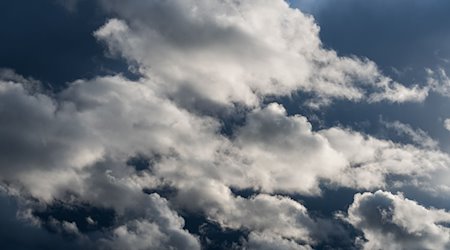 Wolken ziehen am Himmel auf. / Foto: Robert Michael/dpa-Zentralbild/dpa