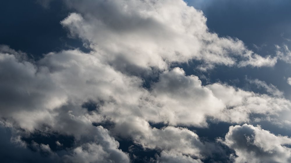 Wolken ziehen am Himmel auf. / Foto: Robert Michael/dpa-Zentralbild/dpa/Symbolbild