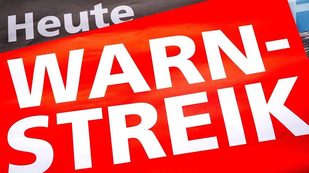 A poster with the inscription "Warning strike today". / Photo: Sina Schuldt/dpa