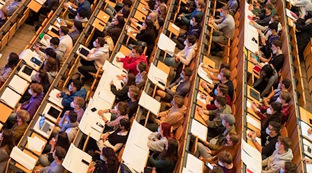 يجلس طلاب في قاعة محاضرات في جامعة. / صورة: بيتر نيفيل / دب / صورة رمزية