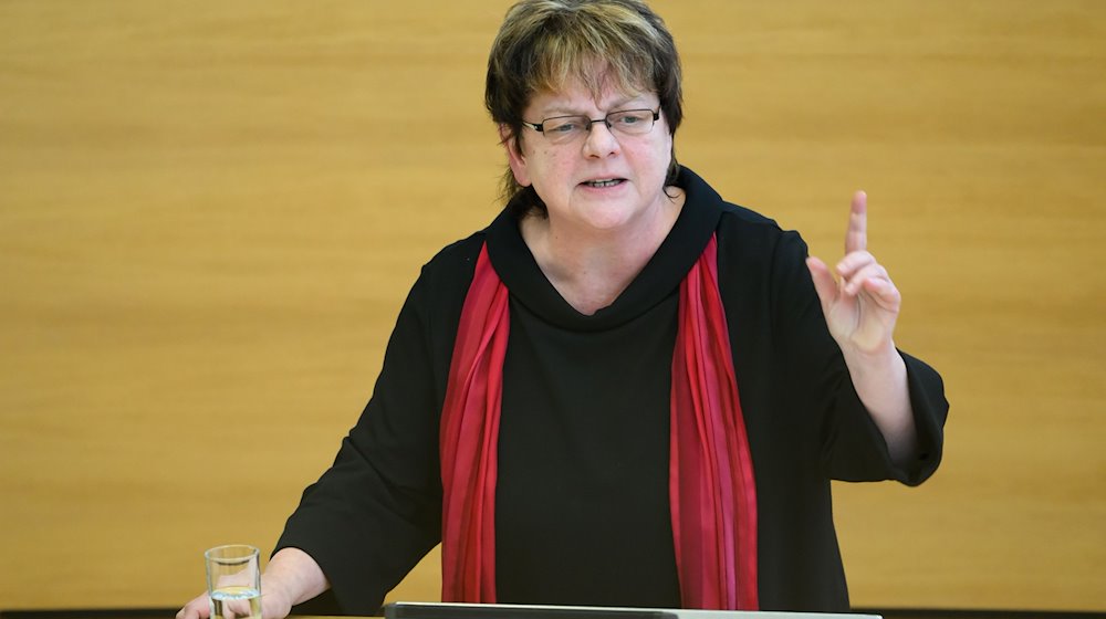 Die Abgeordnete Kerstin Köditz (Die Linke), spricht während der Sitzung des Sächsischen Landtags. / Foto: Robert Michael/dpa