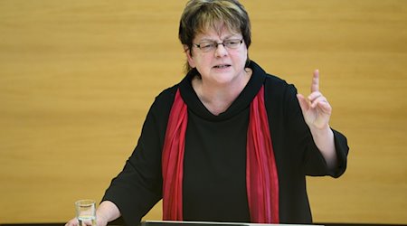 Die Abgeordnete Kerstin Köditz (Die Linke), spricht während der Sitzung des Sächsischen Landtags. / Foto: Robert Michael/dpa