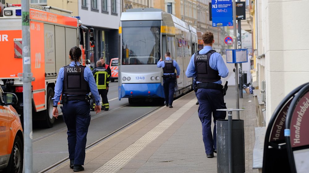 Einsatzkräfte der Polizei und Feuerwehr arbeiten nach einem Unfall in der Georg-Schwarz-Straße in Leipzig-Leutzsch. / Foto: Grube/news5 /dpa