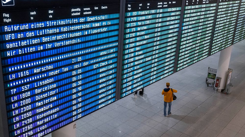 A display board at the airport / Photo: Peter Kneffel/dpa/Symbolic image