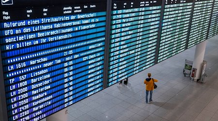 Eine Anzeigetafel am Flughafen. / Foto: Peter Kneffel/dpa/Symbolbild