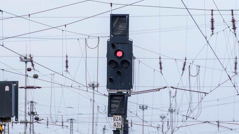 Ein Signal steht am Hauptbahnhof auf Rot. / Foto: Andreas Arnold/dpa