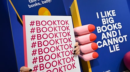 Eine Visualisierung zum Thema Booktok. / Foto: Arne Dedert/dpa/Symbolbild