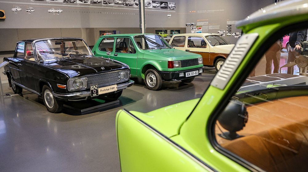 Los prototipos Trabant P 100 (izda.) y P6100 (dcha.) detrás de un P 601 (dcha.) en el Museo August Horch / Foto: Jan Woitas/dpa