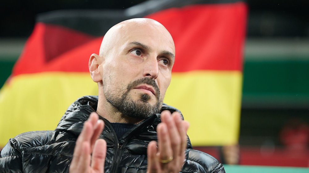Deutschlands Bundestrainer Antonio Di Salvo klatscht. Er hofft auf zwei Siege. / Foto: Bernd Thissen/dpa