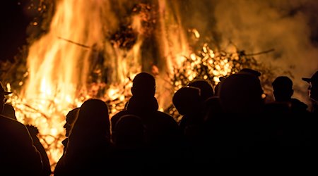 Menschen sitzen um ein Osterfeuer herum. / Foto: Frank Hammerschmidt/dpa/Symbolbild