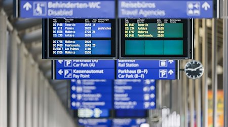 Вивіски та табло показують різні рейси / Фото: Jan Woitas/dpa-Zentralbild/dpa/Symbolic image