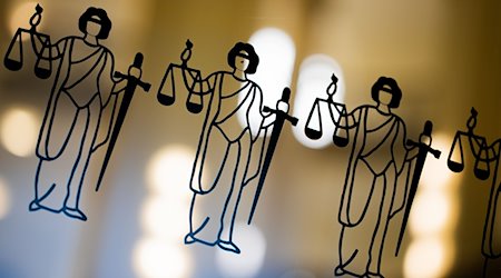 Die Justitia ist an einer Scheibe am Eingang zum Oberlandesgericht zu sehen. / Foto: Rolf Vennenbernd/dpa/Symbolbild