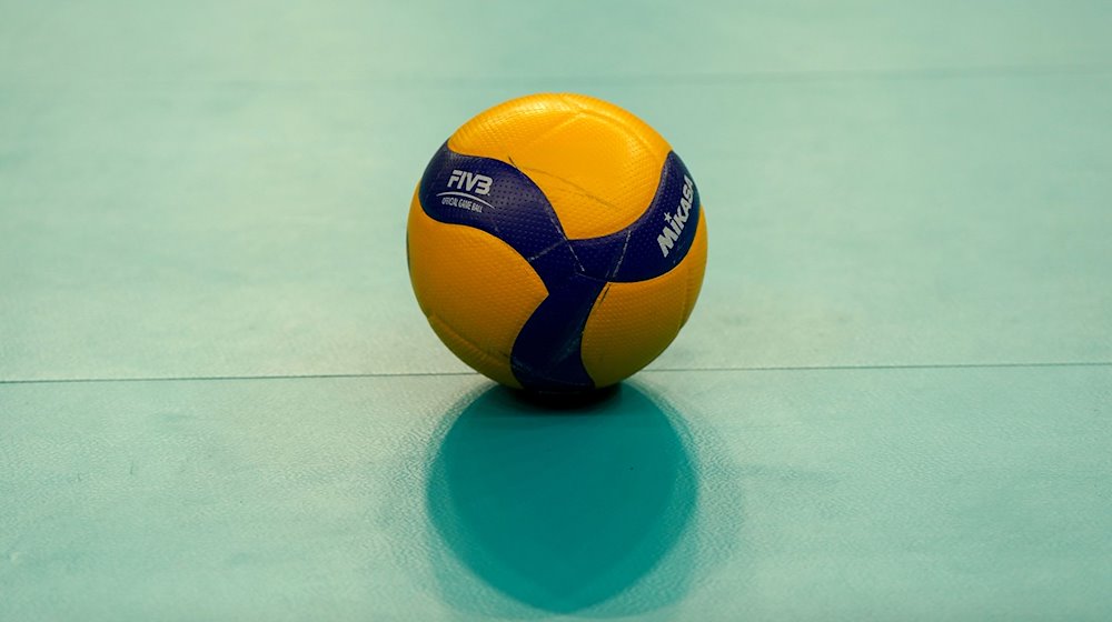 Ein Volleyball liegt auf dem Hallenboden. / Foto: Marcus Brandt/dpa/Symbolbild