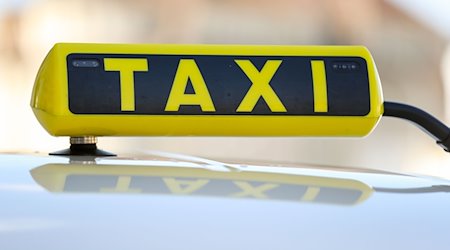 Un cartel en un taxi / Foto: Jan Woitas/dpa-Zentralbild/dpa/Imagen simbólica
