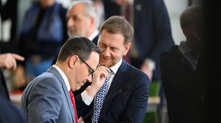 Michael Kretschmer (CDU, r), Ministerpräsident von Sachsen, spricht mit Dirk Panter (SPD), Fraktionsvorsitzender im Sächsischen Landtag. / Foto: Robert Michael/dpa