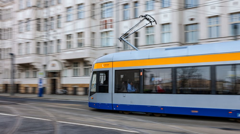 Eine Straßenbahn der Leipziger Verkehrsbetriebe (LVB) fährt an der Haltestelle Angerbrücke entlang. / Foto: Jan Woitas/dpa