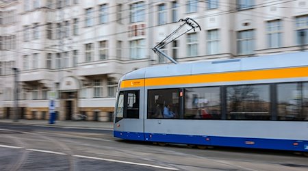 Eine Straßenbahn der Leipziger Verkehrsbetriebe (LVB) fährt an der Haltestelle Angerbrücke entlang. / Foto: Jan Woitas/dpa