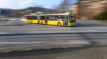 Ein Bus der Dresdner Verkehrsbetriebe (DVB) fährt auf der Linie 66 über den Fritz-Foerster-Platz. / Foto: Robert Michael/dpa
