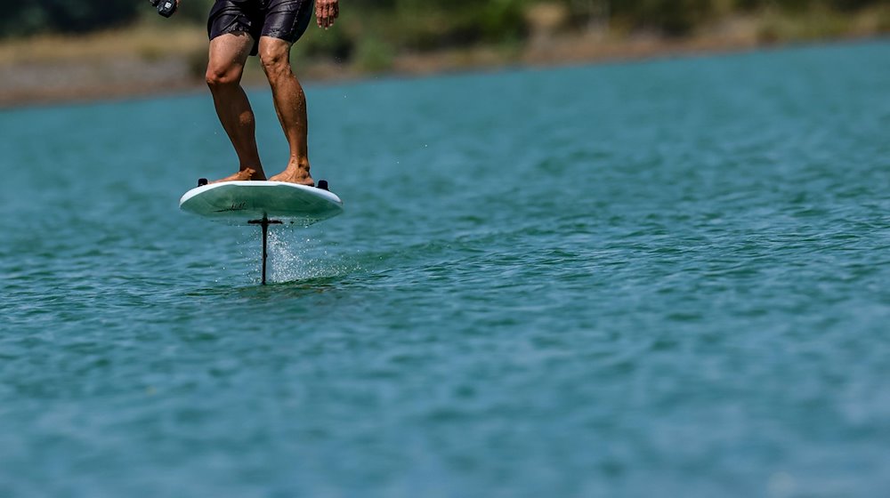 A man demonstrates the use of an eFoil, an electrically powered surfboard / Photo: Jan Woitas/dpa