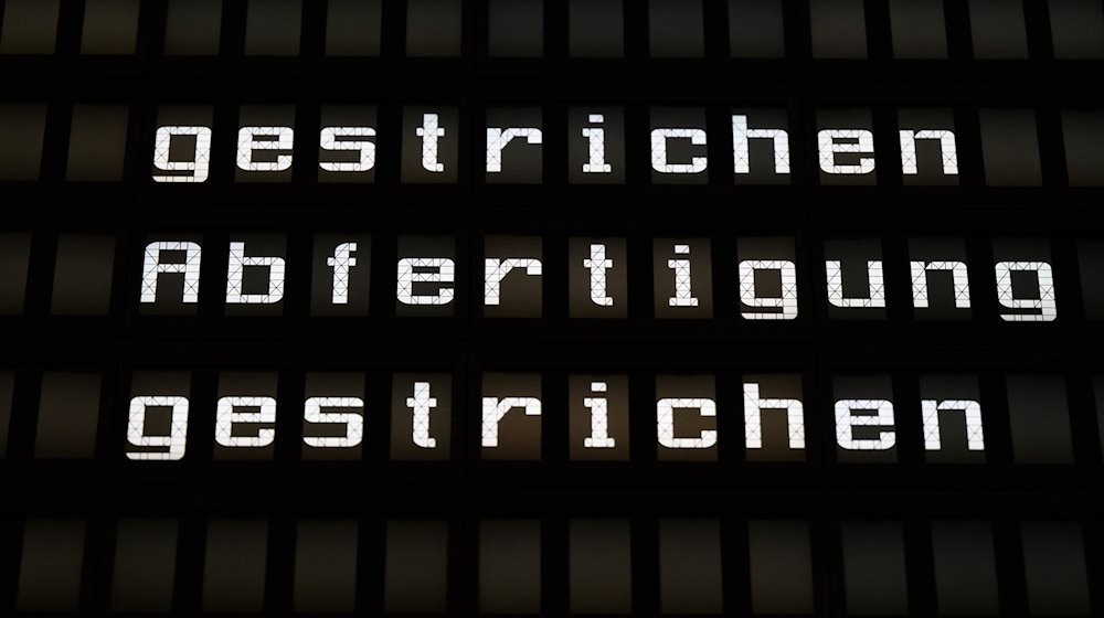 Eine Anzeigetafel im Flughafen informiert über ausgefallene Flugverbindungen. / Foto: Julian Stratenschulte/dpa/Symbolbild