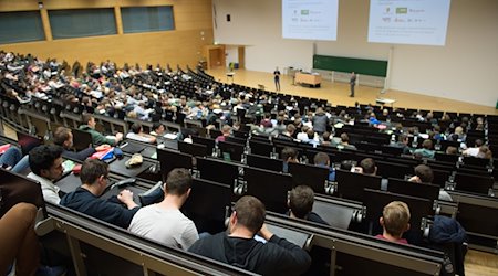 Students sitting in a university lecture hall / Photo: Sebastian Kahnert/dpa-Zentralbild/dpa